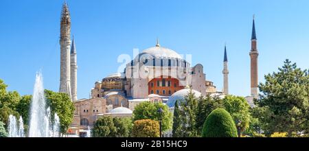 Sainte-Sophie en été, Istanbul, Turquie. L'ancienne Hagia Sophia ou Aya Sofya est un point de repère important d'Istanbul. Vue panoramique panoramique sur l'ancienne cathédrale Banque D'Images