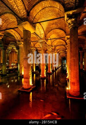 Istanbul - 25 MAI 2013 : à l'intérieur de la Citerne Basilique. C'est le plus grand de plusieurs centaines de citernes anciennes qui se trouvent sous la ville d'Istanbul (car Banque D'Images