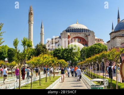 Istanbul - 26 MAI 2013: Les touristes marchent à côté de Hagia Sophia. L'église Sainte-Sophie est le plus grand monument de la culture byzantine et des attractus touristiques Banque D'Images