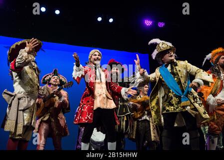 22 février 2020, Espagne, Cadix: Les hommes de Kostmünen se remplissent au carnaval. Ils ont remporté le deuxième prix de leur catégorie dans le concours annuel des groupes musicaux, COAC 2020, et le Carnaval de Cadiz est un festival d'intérêt touristique international. Chaque année, différents groupes de musique rivalisent les uns avec les autres dans différentes catégories et styles. Les textes couvrent divers sujets de la vie et des nouvelles actuelles, toujours avec humour, sarcasme et sensibilité. Photo: Felipe Passolas/Dpa Banque D'Images