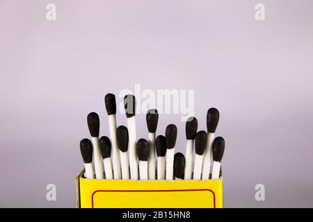 Un concept créatif d'une boîte de correspondance de cire avec bâton et tête noire Banque D'Images