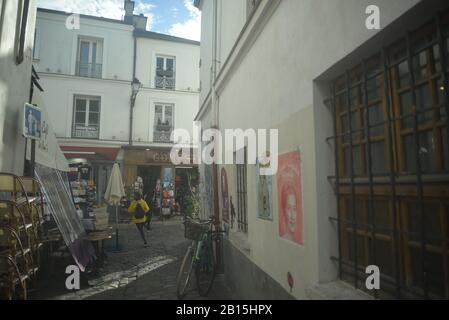 Étroite voie pavée à Paris, pasakdek Banque D'Images