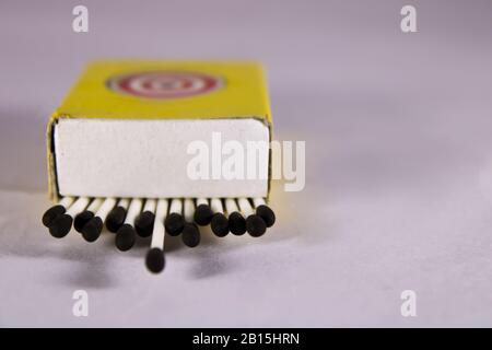 Un concept créatif d'une boîte de correspondance de cire avec bâton et tête noire Banque D'Images