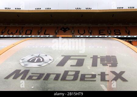 Wolverhampton, Royaume-Uni. 23 février 2020. Vue générale à l'intérieur du stade avant le lancement. Premier match de ligue, Wolverhampton Wanderers / Norwich City au Molineux Stadium à Wolverhampton le dimanche 23 février 2020. Cette image ne peut être utilisée qu'à des fins éditoriales. Utilisation éditoriale uniquement, licence requise pour une utilisation commerciale. Aucune utilisation dans les Paris, les jeux ou une seule édition de club/ligue/joueur. Pic par Steffan Bowen/Andrew Orchard sports photographie/Alay Live news crédit: Andrew Orchard sports photographie/Alay Live News Banque D'Images