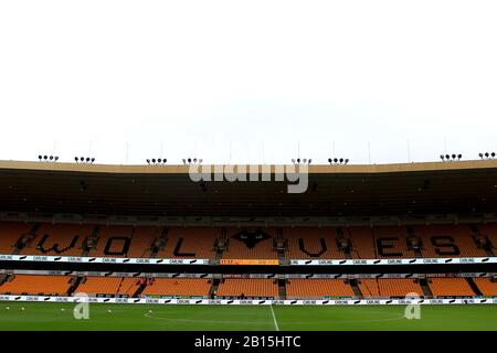 Wolverhampton, Royaume-Uni. 23 février 2020. Vue générale à l'intérieur du stade avant le lancement. Premier match de ligue, Wolverhampton Wanderers / Norwich City au Molineux Stadium à Wolverhampton le dimanche 23 février 2020. Cette image ne peut être utilisée qu'à des fins éditoriales. Utilisation éditoriale uniquement, licence requise pour une utilisation commerciale. Aucune utilisation dans les Paris, les jeux ou une seule édition de club/ligue/joueur. Pic par Steffan Bowen/Andrew Orchard sports photographie/Alay Live news crédit: Andrew Orchard sports photographie/Alay Live News Banque D'Images