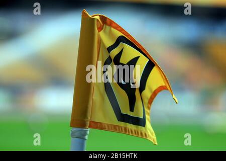 Wolverhampton, Royaume-Uni. 23 février 2020. Vue générale du drapeau d'angle Wolverhampto Wanderers à l'intérieur du stade avant le lancement.Premier match de ligue, Wolverhampton Wanderers / Norwich City au Molineux Stadium de Wolverhampton le dimanche 23 février 2020. Cette image ne peut être utilisée qu'à des fins éditoriales. Utilisation éditoriale uniquement, licence requise pour une utilisation commerciale. Aucune utilisation dans les Paris, les jeux ou une seule édition de club/ligue/joueur. Pic par Steffan Bowen/Andrew Orchard sports photographie/Alay Live news crédit: Andrew Orchard sports photographie/Alay Live News Banque D'Images