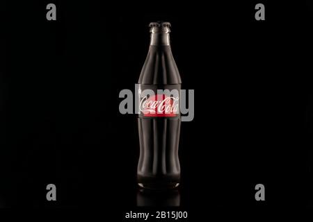 Krasnoyarsk, Russie 23 février 2020: Une bouteille de Coca Cola noir sans sucre zéro, sur fond sombre. Illustration Banque D'Images
