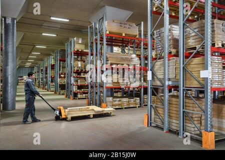 Moscou - 1er août 2017 : le travailleur avec un transpalette de fourche travaille dans l'entrepôt. Moscou est une ville moderne avec une infrastructure logistique bien développée Banque D'Images