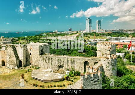 La Forteresse De Yedikule À Istanbul, En Turquie. La forteresse de Yedikule, ou Château Des Sept tours, est la célèbre forteresse construite par le Sultan Mehmed II en 1458. Banque D'Images