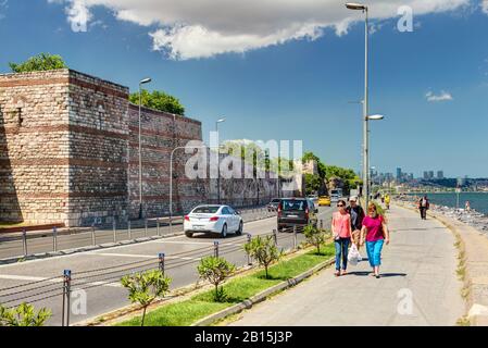 Istanbul - 27 MAI : les gens marchent le long de la promenade, le 27 mai 2013 à Istanbul, en Turquie, au-delà des anciens murs de la mer de Constantinople. Dans l'ancien Consta Banque D'Images