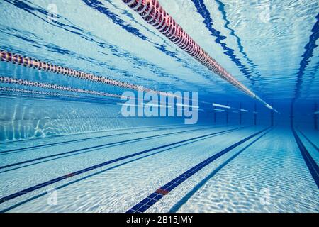 Piscine olympique sous l'arrière-plan. Banque D'Images