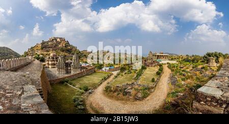 Kumbhalgarh est une forteresse de Mewar sur la plage ouest des collines d'Aravalli, dans le district de Rajsamand près d'Udaipur de l'état de Rajasthan dans l'ouest de l'Inde. Banque D'Images