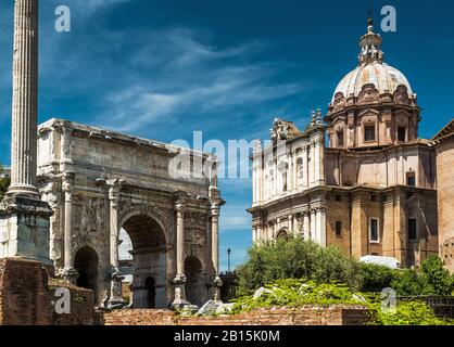 Arche triomphale de l'empereur Sptimius Severus et église médiévale de Santi Luca e Martina dans le Forum romain, Rome, Italie Banque D'Images