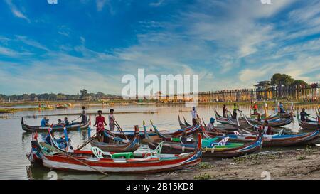 MANDALAY/MYANMAR (BIRMANIE) - 01ème mars 2020 : le PONT U BEIN est l'un des célèbres ponts de teakwood au monde. Situé à Mandalay, au Myanmar. Banque D'Images