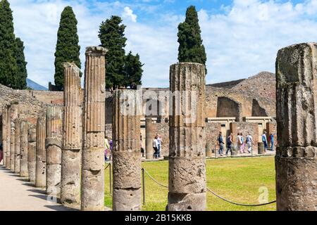 Pompéi, ITALIE - 13 MAI 2014 : les ruines de la ville. Pompéi est une ancienne ville romaine décédée de l'éruption du Vésuve en 79 après Jésus-Christ. Banque D'Images