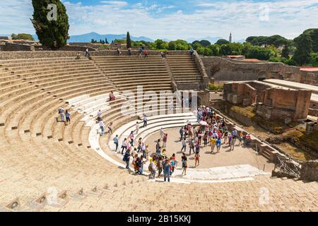 Pompéi, ITALIE - 13 MAI : les touristes visitent les ruines de l'amphithéâtre. Pompéi est une ancienne ville romaine décédée de l'éruption du Vésuve en 79 Banque D'Images