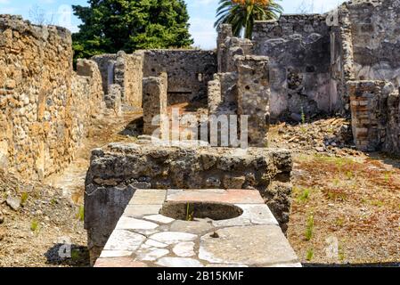 Cuisinière d'un ancien bar (thermopolium) à Pompéi, Italie. Pompéi est une ancienne ville romaine décédée de l'éruption du Vésuve en 79 après Jésus-Christ. Banque D'Images