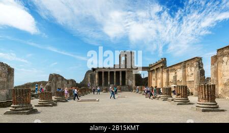 Pompéi, ITALIE - 13 MAI : les touristes visitent les ruines du temple. Pompéi est une ancienne ville romaine décédée de l'éruption du Vésuve en 79 après Jésus-Christ. Banque D'Images