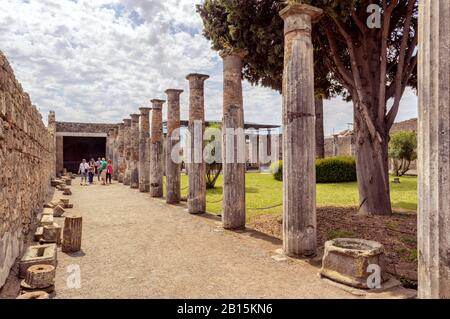 Pompéi, ITALIE - 13 MAI 2014 : les ruines d'une villa riche. Pompéi est une ancienne ville romaine décédée de l'éruption du Vésuve en 79 après Jésus-Christ. Banque D'Images