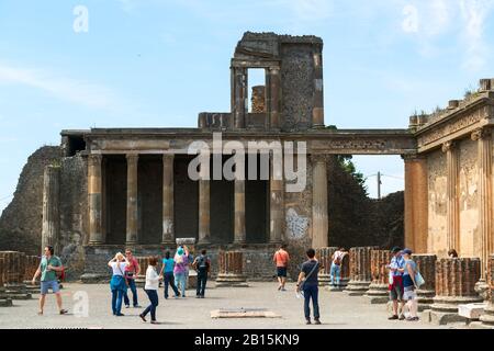 Pompéi, ITALIE - 13 MAI 2014 : les touristes visitent les ruines de la ville. Pompéi est une ancienne ville romaine décédée de l'éruption du Vésuve en 79 A. Banque D'Images