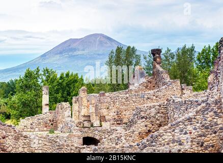 Ruines de Pompéi avec le Vésuve au loin, Italie. Pompéi est une ancienne ville romaine décédée de l'éruption du Vésuve en 79 après Jésus-Christ. Banque D'Images