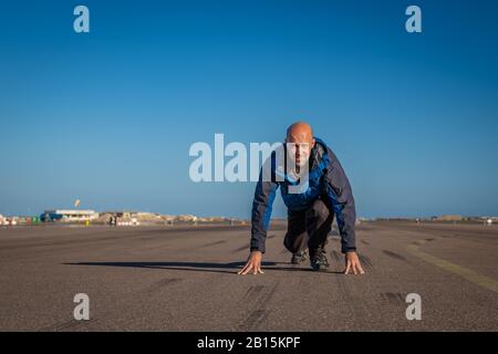 homme qui court sur la piste à l'aéroport Banque D'Images