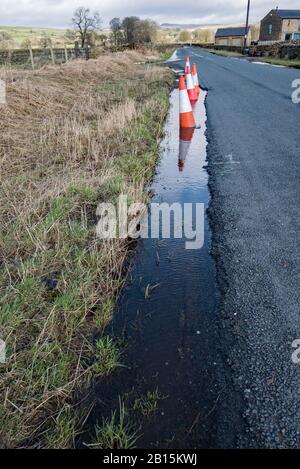 Dégâts de route dus à l'eau Banque D'Images