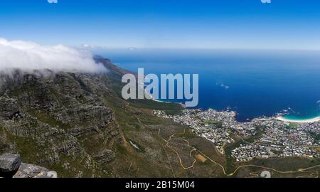 Vue panoramique au sud de Table Mountain couverte de nuages, en dessous de la vue fantastique de Camps Bay Banque D'Images