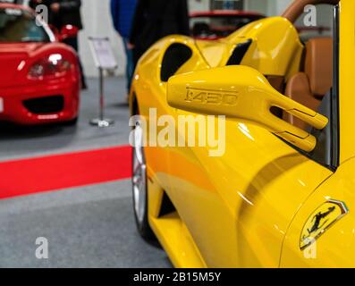 22 février 2020 - Londres, Royaume-Uni. Détail miroir à ailes gros plan d'un modèle Ferrari jaune brillant F430. Banque D'Images