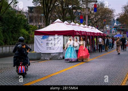 Jeonju le samedi matin, les gens du marché de regarder Banque D'Images