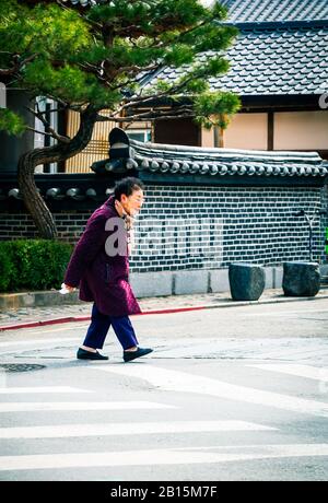 Jeonju le samedi matin, les gens du marché de regarder Banque D'Images