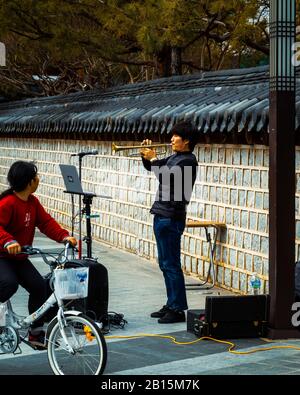 Jeonju le samedi matin, les gens du marché de regarder Banque D'Images