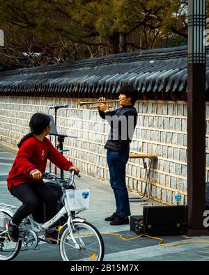 Jeonju le samedi matin, les gens du marché de regarder Banque D'Images