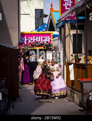Jeonju le samedi matin, les gens du marché de regarder Banque D'Images