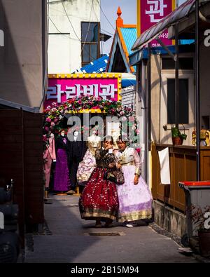 Jeonju le samedi matin, les gens du marché de regarder Banque D'Images