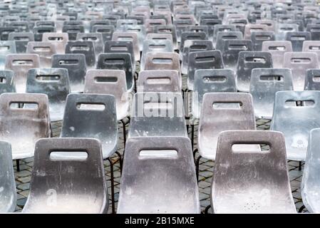 Des chaises en plastique gris vides sur la place de la ville Banque D'Images