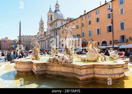 Rome, ITALIE - 9 MAI 2014 : Fontaine de Neptune sur la Piazza Navona. La Piazza Navona est l'une des principales attractions touristiques de Rome. Banque D'Images