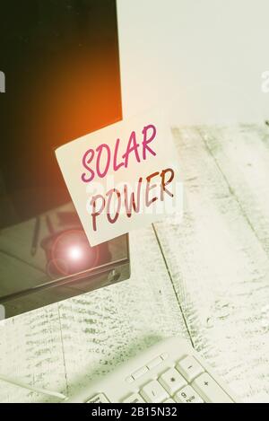 Écriture de texte écriture énergie solaire. Photo conceptuelle l'électricité produite par l'utilisation de l'énergie du soleil papier de notation collé au noir de calcul Banque D'Images