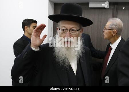 Tel Aviv, Israël. 23 février 2020. Le ministre israélien de la Santé Yaakov Litzman arrive pour une réunion d'évaluation de la situation concernant le Coronavirus (COVID-2019), au Ministère de la Santé de la ville côtière israélienne de tel Aviv le dimanche 23 février 2020. Piscine photo par Jack Guez/UPI crédit: UPI/Alay Live News Banque D'Images