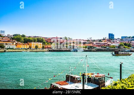 Vue sur le quai de la vallée du Douro à Porto, Portugal Banque D'Images