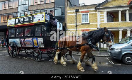 Londres, Royaume-Uni. 23 Février 2020. Les gens profitent d'un trajet en tramway à cheval lors d'un événement marquant le 200ème anniversaire de la Cato Street Conspiracy à Marylebone. Le 23 février 1820, 13 traceurs ont été déjoués par les coureurs de la rue Bow (police de l'époque) dans leur tentative de renverser le gouvernement en assassinant le Premier ministre Lord Liverpool et ses ministres du Cabinet. Crédit: Stephen Chung / Alay Live News Banque D'Images