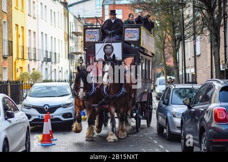 Londres, Royaume-Uni. 23 Février 2020. Les gens profitent d'un trajet en tramway à cheval lors d'un événement marquant le 200ème anniversaire de la Cato Street Conspiracy à Marylebone. Le 23 février 1820, 13 traceurs ont été déjoués par les coureurs de la rue Bow (police de l'époque) dans leur tentative de renverser le gouvernement en assassinant le Premier ministre Lord Liverpool et ses ministres du Cabinet. Crédit: Stephen Chung / Alay Live News Banque D'Images