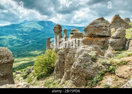 Formations rocheuses de la montagne Demerdji, Crimée, Russie. Vallée de Ghosts, monument de la Crimée. Beau paysage d'été de Crimée en été. Scier Banque D'Images