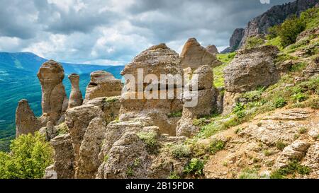 Pierres bizarres de la montagne Demerdji, Crimée, Russie. Vue panoramique sur la vallée de Ghosts, site touristique de la Crimée. Beau paysage de Crimée en été. Banque D'Images