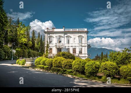 Yalta, Crimée - 17 mai 2016 : vue panoramique sur le palais Livadia en été, Crimée, Russie. Le Livadia Palace est l'un des principaux sites touristiques de la Crimée. Son Banque D'Images