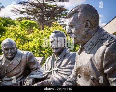 Yalta, Russie - 17 mai 2016 : le dirigeant soviétique Staline avec Churchill et Roosevelt. Statue de bronze de Zurab Tsereteli dans le Palais Livadia, Crimée. Le f Banque D'Images