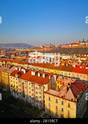 Vue du pont sur les maisons, les routes et la ville. Journée ensoleillée d'hiver. Prague, république tchèque Banque D'Images