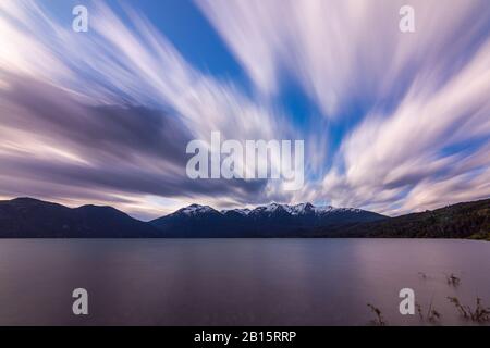 Une longue exposition a été prise durant la journée venteuse dans le lac Futalaufquen contre les montagnes enneigées des Andes, le parc national de Los Alerces, la Patagonie, en Argentine Banque D'Images