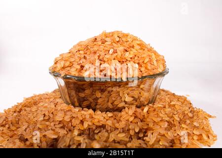 Gros plan riz devzira rouge avec fond blanc Banque D'Images