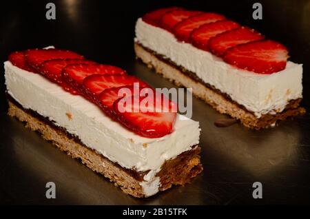 tarte douce fraise crème vanille fer plaque fond Banque D'Images